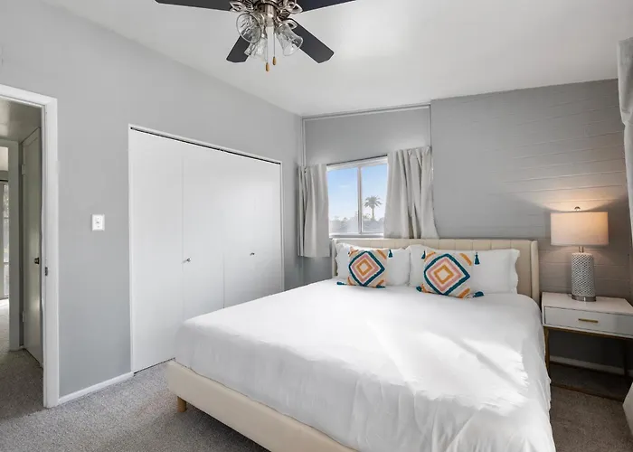 Cozy 2b2b With Free Parking In The Heart Of