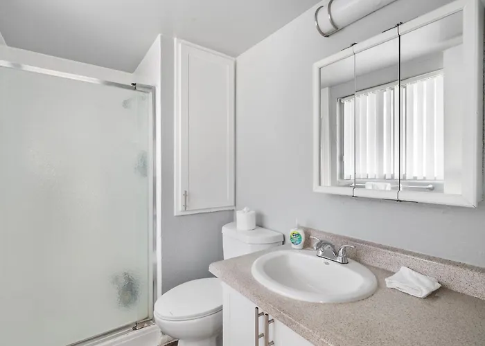 Cozy 2b2b With Free Parking In The Heart Of Apartment